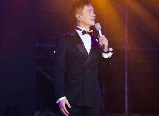 耿直boy!何晟铭反假唱获赞 与张馨予反串