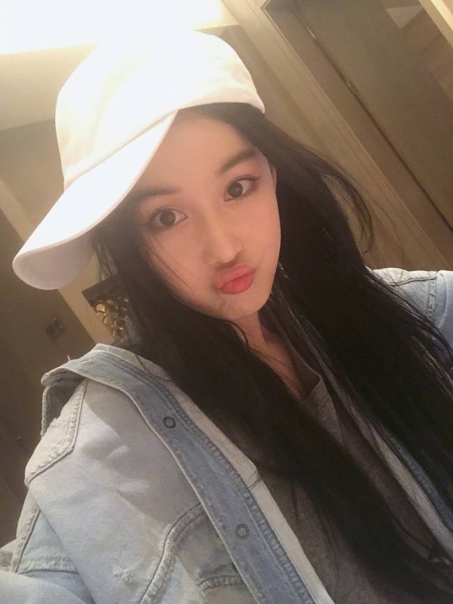 张馨予晒长毛自拍青春似少女 嘟嘴卖萌俏皮可爱