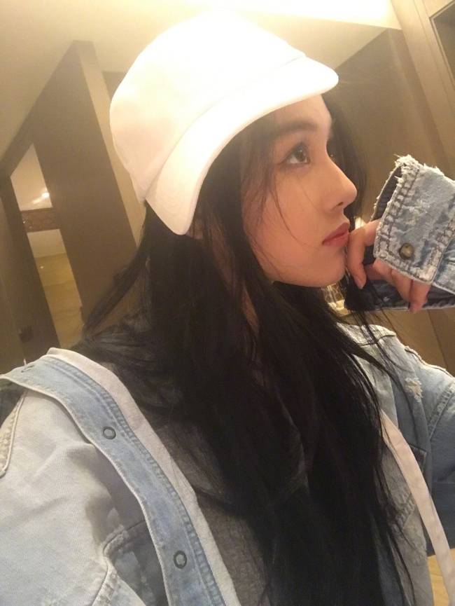 张馨予晒长毛自拍青春似少女 嘟嘴卖萌俏皮可爱