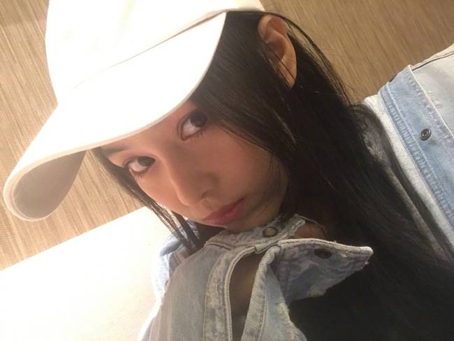 张馨予晒长毛自拍青春似少女 嘟嘴卖萌俏皮可爱