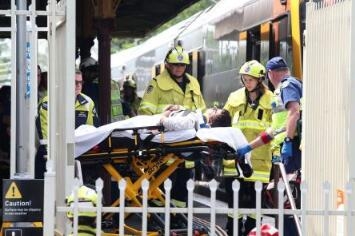 悉尼火车脱轨事故16人受伤3人被困 停车失败猛烈撞击火车站缓冲器