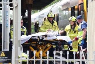 悉尼火车脱轨事故致至少16人受伤3人被困 车头猛烈撞击损坏严重