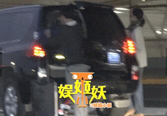 超模杜鹃恋情曝光消息不胫而走 深夜回京获神秘男子接机