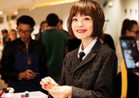 鲁豫现身巴黎爱马仕2018早秋系列发布会 忧郁而迷人