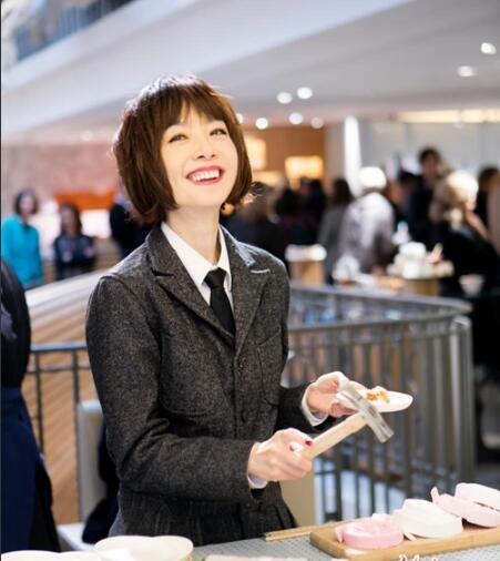 鲁豫现身巴黎爱马仕2018早秋系列发布会 忧郁而迷人