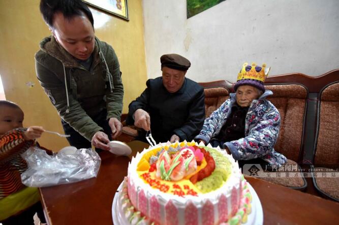 瑶族寿星欢度生日 120周岁的她已经五世同堂子孙满堂