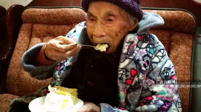瑶族寿星欢度生日 120周岁的她已经五世同堂子孙满堂