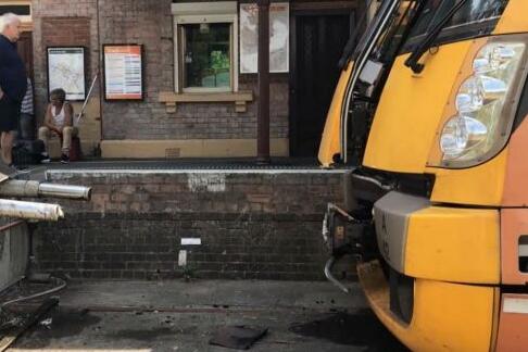 突发脱轨事故！悉尼火车撞击车站缓冲器