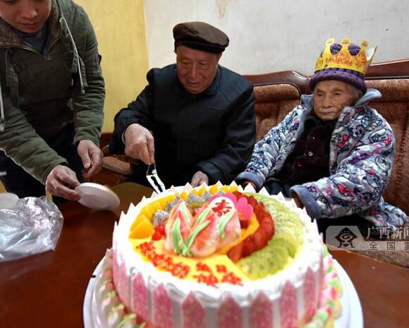 瑶族寿星欢度120岁生日 一生育有二男七女五世同堂