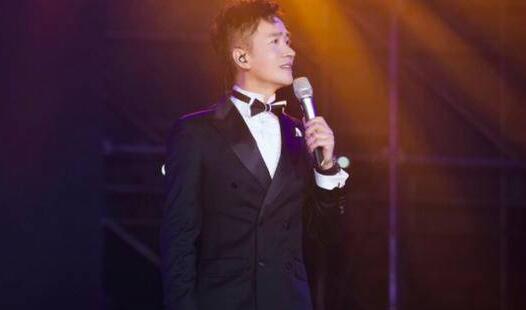 何晟铭反假唱获赞 工作人员疏忽放错原唱被及时暂停