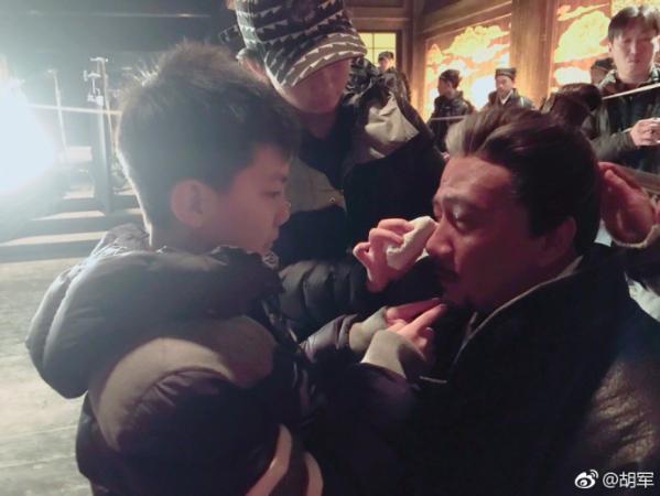 越来越帅的康康一人探班胡军 老爸感动发文：儿子 我谢谢你！