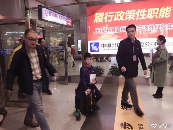 越来越帅的康康一人探班胡军 老爸感动发文：儿子 我谢谢你！