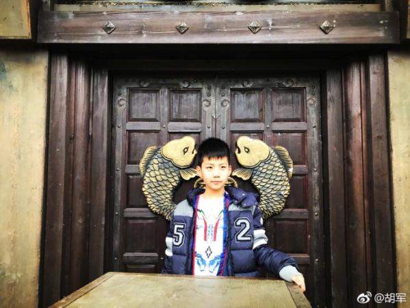 越来越帅的康康一人探班胡军 老爸感动发文：儿子 我谢谢你！