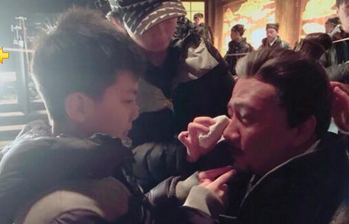 10岁康康一人探班胡军 “高冷总裁”化身小暖男给爸爸擦泪