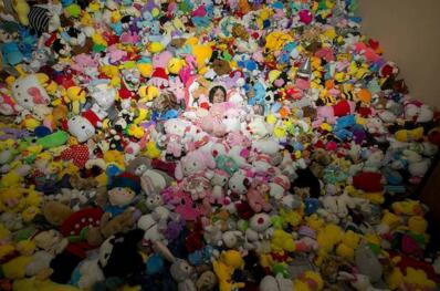 任性！花4万抓7千娃娃 90后女孩成抓娃娃大神7千娃娃堆积如山