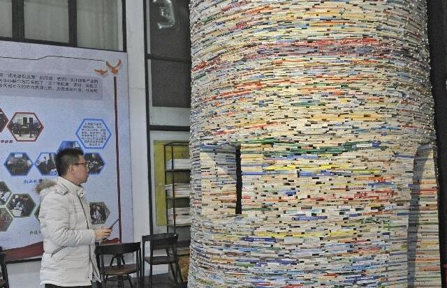 震撼至极!西安现11米书塔 从塔底向上仰视时会让人产生眩晕之感