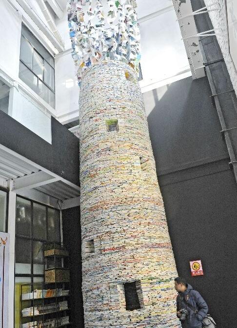 震撼至极!西安现11米书塔 从塔底向上仰视时会让人产生眩晕之感