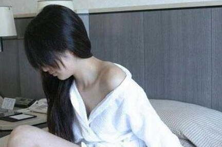 活久见！男大学生冒充女生 家境贫寒奇葩男以爱为名骗取钱财