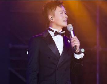 耿直!何晟铭反假唱获赞 工作人员疏忽伴唱与原唱同时播放被叫停
