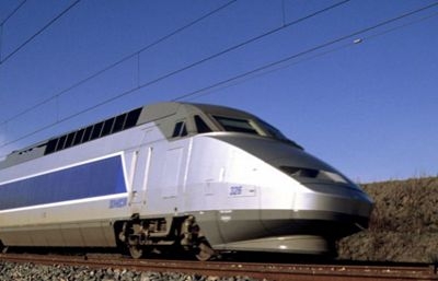 恶意为之!法火车撞混凝土板 铁路职员发现其他两块板又被放回铁道上