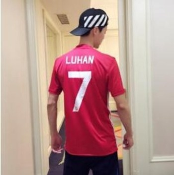 鹿晗曼联官博留言难掩崇拜心情 迷弟的样子实在可爱