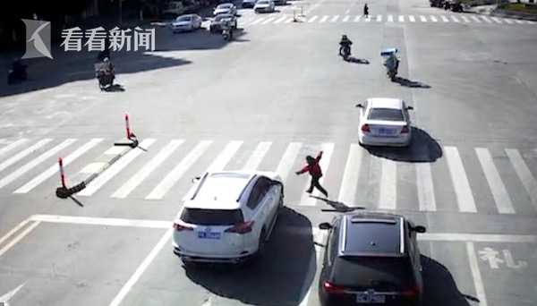 热心司机夹停肇事车：撞倒小学生就想逃走？没那么容易