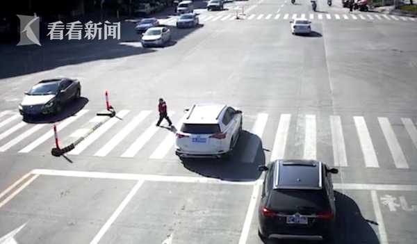 热心司机夹停肇事车：撞倒小学生就想逃走？没那么容易