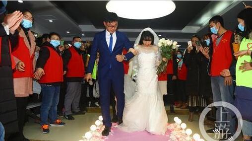 看哭！女孩办一个人婚礼 21岁美女和主持人走完红毯圆了最大心愿