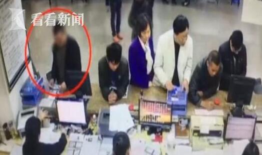 小偷奥迪车里行窃被困报警求救:我偷东西被困住了