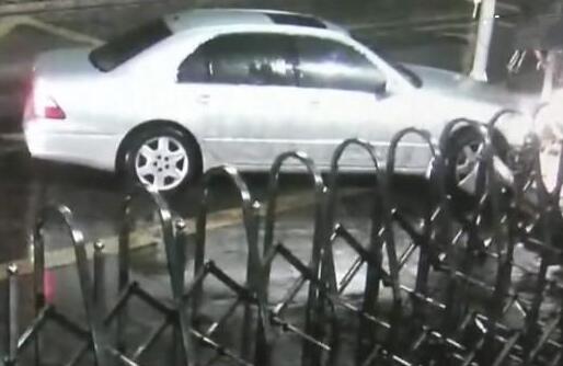 小偷奥迪车里行窃被困报警求救:我偷东西被困住了