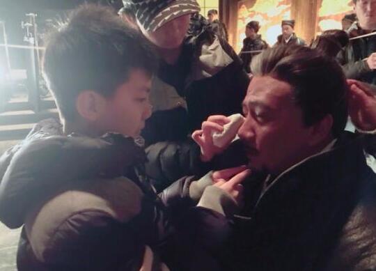 吸粉无数!康康一人探班胡军 父子同框荷尔蒙爆棚颜值高(组图)