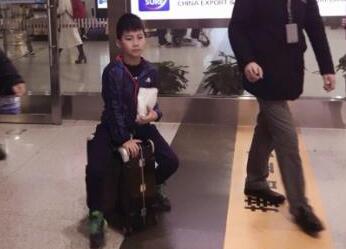 吸粉无数!康康一人探班胡军 父子同框荷尔蒙爆棚颜值高(组图)