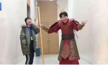 王源变身美猴王有模有样 转动金箍棒动作威武炫酷