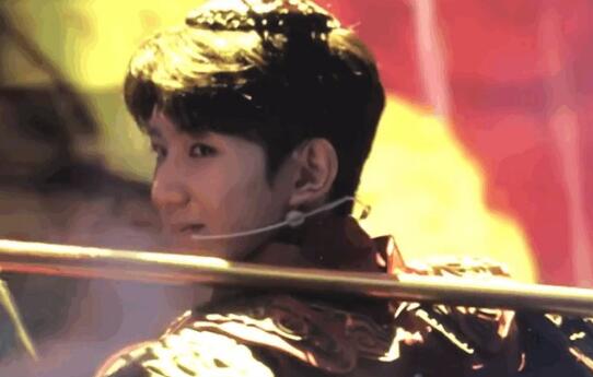 王源变身美猴王有模有样 转动金箍棒动作威武炫酷