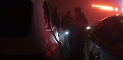 哭笑不得！小偷被困报警求救 史上最笨小偷自投罗网被困十几分钟