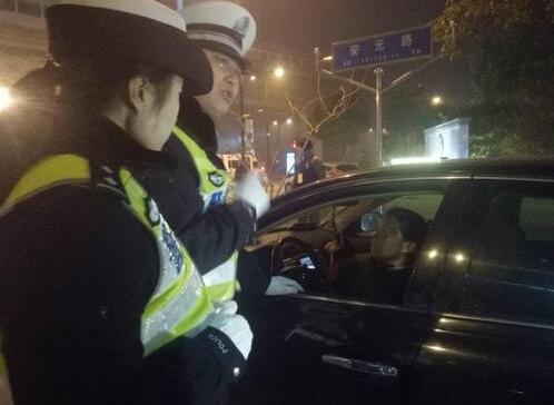 活久见！开车敷面膜被查 奇葩女司机被查后这样霸气回应简直没谁了