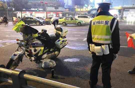 流浪小狗求助辅警 结局暖心：辅警准备正式收养这只小狗