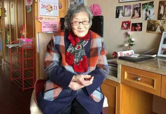 精彩!老太卖房周游世界 开心果滨狂玩App坐直升机爬雪山跨冰河