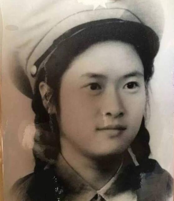 精彩!老太卖房周游世界 开心果滨狂玩App坐直升机爬雪山跨冰河