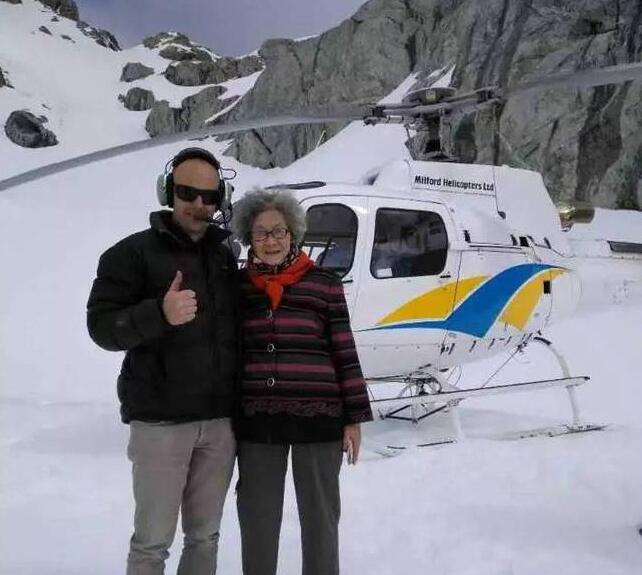 精彩!老太卖房周游世界 开心果滨狂玩App坐直升机爬雪山跨冰河