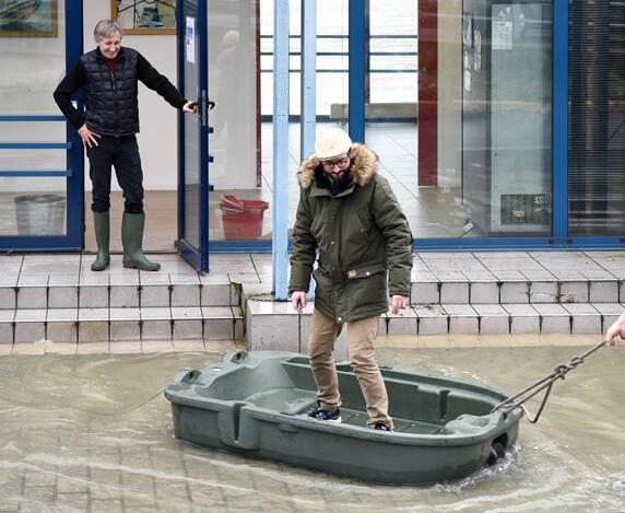 欢乐!法国洪水橙色预警 鸭子跑到塞纳河边草坪上觅食人们涉水出行