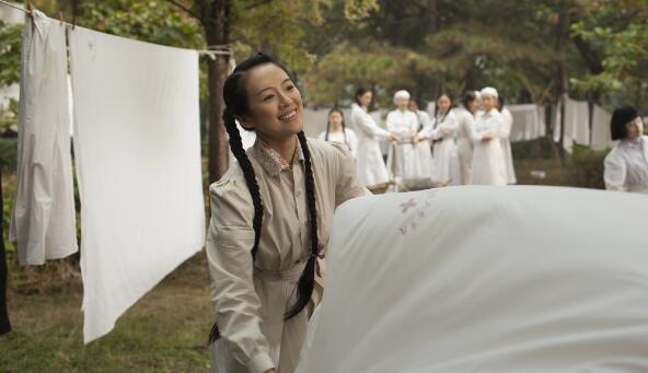 想挨揍吱声!章子怡回整容谣言 对于狗仔开黑神回应