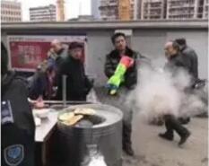 长沙城管用水枪执法成网红 简直就是神器分分钟浇灭摊贩火炉