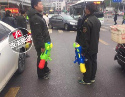 脑洞大开!城管玩具水枪执法 