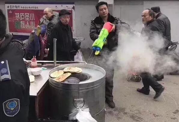 城会玩!城管玩具水枪执法成网红 顽童神器分分钟浇灭摊贩火炉