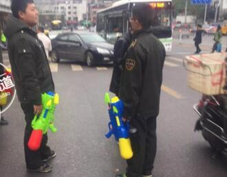 城会玩!城管玩具水枪执法成网红 顽童神器分分钟浇灭摊贩火炉