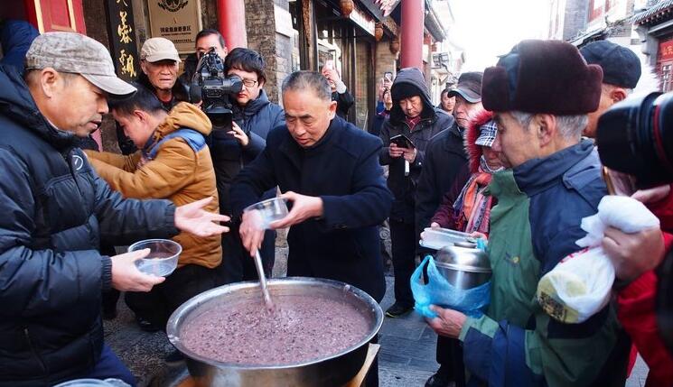 济南市民凌晨排队等候分享腊八粥 求得一份吉祥祝福