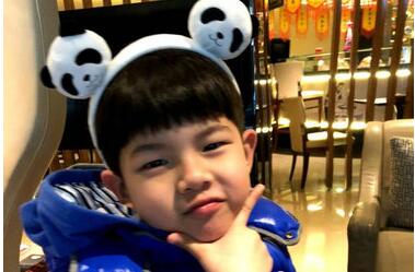 沙溢再晒熊孩子 安吉小鱼儿戴熊猫头饰一脸得瑟
