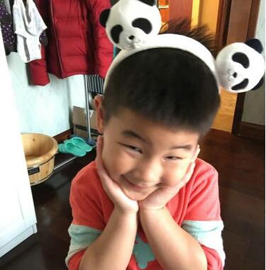 沙溢再晒熊孩子 安吉小鱼儿戴熊猫头饰一脸得瑟