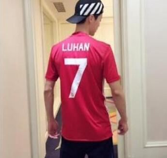 可爱!鹿晗曼联官博留言竟然跑错地方 追星鹿迷弟着急下树闹笑话